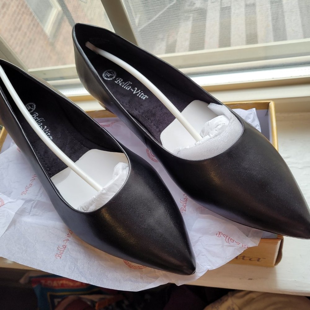 NOT AVAILABLE Bella Vita Vivien 9.5WW black leather NIB